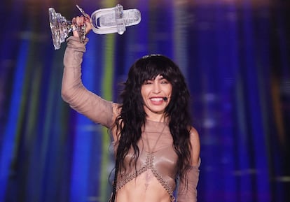 Loreen con el micrófono de cristal que le acredita como ganadora de Eurovisión.