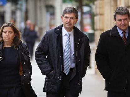 El alcalde de Castellón, Alfonso Bataller, en el centro, acude a declarar al Tribunal Superior valenciano.