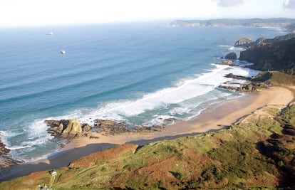 La playa de San Román, o Area Grande, en O Vicedo. A la derecha asoma la punta del Fuciño do Porco.