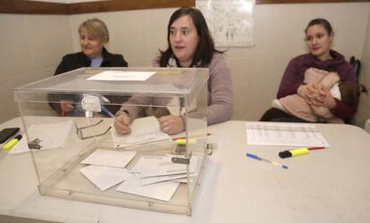 Mesa electoral en El Gorriaga (Navarra), este domingo.