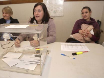 Mesa electoral en El Gorriaga (Navarra), este domingo.