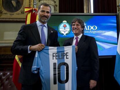 El Príncipe Felipe recibe una camiseta de la selección argentina de manos del vicepresidente Amado Boudou.