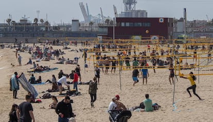 Xarxes de volei ocupen la sorra a les platges de Barcelona cada cap de setmana.