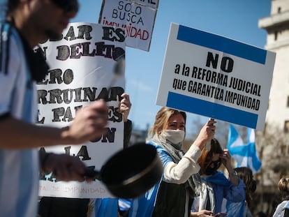 Protesta contra la reforma judicial este jueves frente al Congreso argentino.