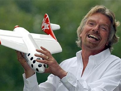 Richard Branson posa ante la prensa durante la presentación del <i>SpaceShipOne</i>

.