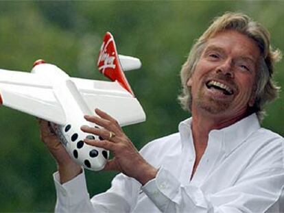 Richard Branson posa ante la prensa durante la presentación del <i>SpaceShipOne</i>
.