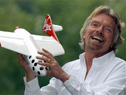 Richard Branson posa ante la prensa durante la presentación del <i>SpaceShipOne</i>

.