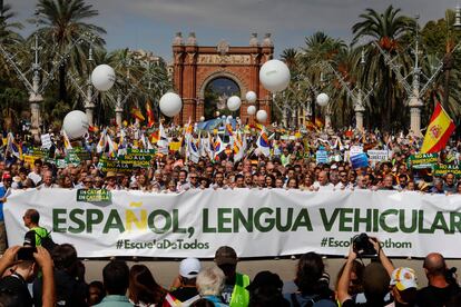 Cabecera de la manifestación bajo el lema 'Español, lengua vehicular'.