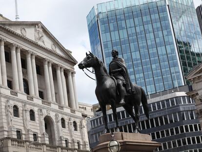 London (United Kingdom), 18/06/2024.- An equestrian statue stands in front of the Bank of England in the City of London financial district, London, Britain, 19 June 2024. The inflation rate in Britain has hit the Bank of England's 2 percent target for the first time in nearly three years. Official figures from the Office for National Statistics show prices rose at 2 percent in the year to May 2024, down from 2.3 percent in April 2024. The Bank of England will make a decision on 20 June on the UK interest rate that is expected to remain at 5.25 percent. (Reino Unido, Londres) EFE/EPA/NEIL HALL
