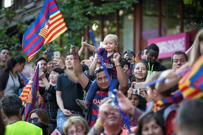 Aficionats del Barça saluden els jugadors.