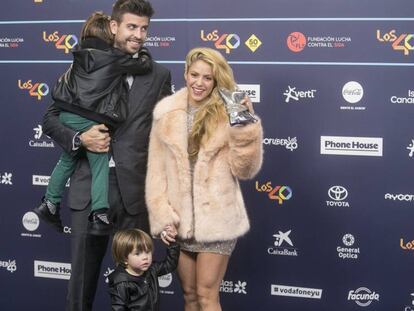 Gerard Piqu&eacute;, Shakira, Milan y Sasha, en Los 40 Music Awards.