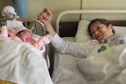 Margarita Segovia, esposa de Ariel Ticona, junto a la hija de ambos, Esperanza.