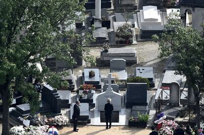 La hija del ex presidente francés Jacques Chirac, Claude Chirac, presenta sus respetos junto a la tumba de su padre durante un entierro privado en el cementerio de Montparnasse, en París.