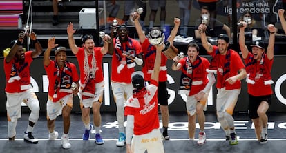 Shengelia, frente a sus compañeros, levanta el trofeo que acredita campeón de Liga al Baskonia.