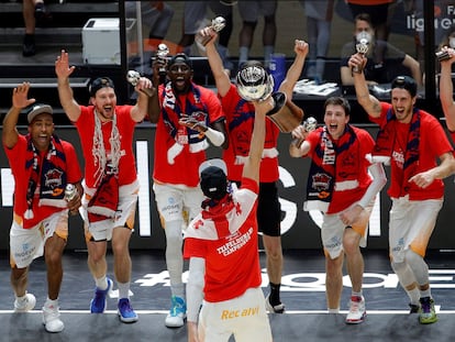 Shengelia, frente a sus compañeros, levanta el trofeo que acredita campeón de Liga al Baskonia.