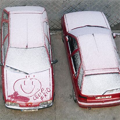 La nieve ha dejado en Madrid imágenes muy poco usuales en la capital. Estos coches aparecen con un leve manto de nieve.