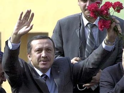 El primer ministro turco, Recep Tayyip Erdogan, saluda a sus partidarios el pasado miércoles en la ciudad de Corum.