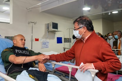 Petro saluda a uno de los policías heridos durante su visita al Hospital Central de la Policía en Bogotá