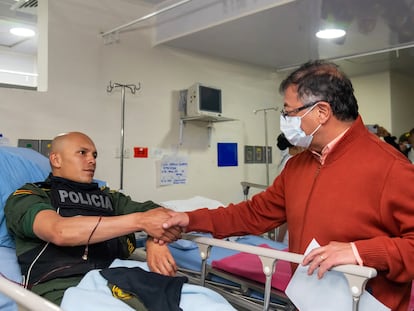 Petro saluda a uno de los policías heridos durante su visita al Hospital Central de la Policía en Bogotá