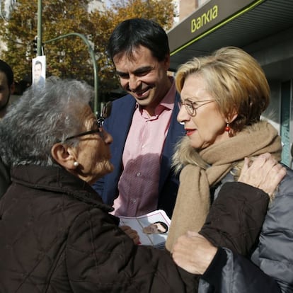 El candidato de UPYD a la Moncloa, Andrés Herzog, se somete a las preguntas de los transeúntes sin intermediarios en la campaña "La calle pregunta sin plató", acompañado por Rosa Díez.