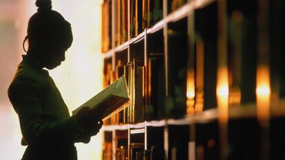 Una niña en una biblioteca.