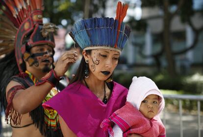 Un pareja disfrazada durante el desfile de este sábado de Día de Muertos