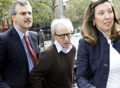 Woody Allen al llegar al juicio con sus abogados.