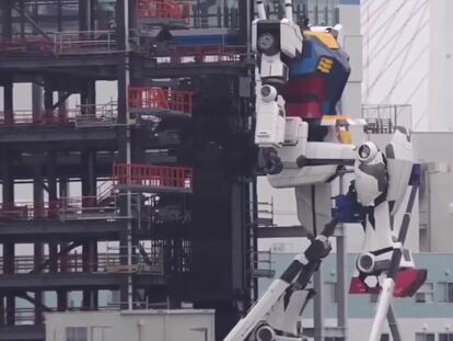 El robot de 18 metros de altura y 25 toneladas de Gundam da sus primeros pasos