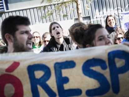 Trabajadores y estudiantes de la UPC protestan contra el despido de 340 empleados.