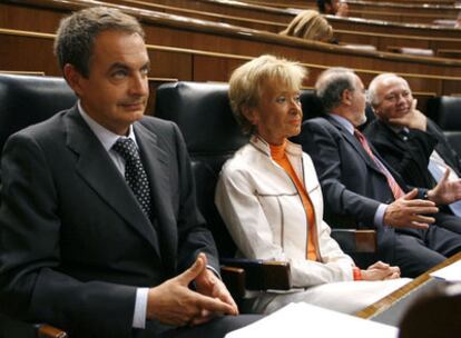 El presidente del Gobierno, José Luis Rodríguez Zapatero, la vicepresidenta primera, María Teresa Fernández de la Vega, el vicepresidente segundo, Pedro Solbes y el ministro de Asuntos Exteriores, Miguel Angel Moratinos, durante el pleno del miércoles en el Congreso de los Diputados.