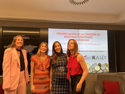 De Izquierda a derecha Verónica Fernández Roldan (associate lawyer en Deloitte Legal), María Gómez-Zubeldia Soroa, abogada de reestructuraciones de Banco Santander. Marta Rey (senior associate at Herbert Smith Freehills) y Rosa M. Gual Tomas, socia de Cuatrecasas.