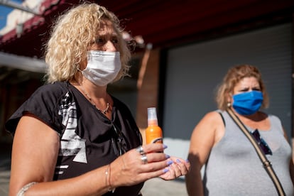 Dos mujeres de Coria del río (Sevilla) con un bote de repelente de mosquitos.