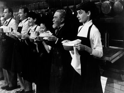 Audrey Hepburn, en una escuela de cocina de París en una escena de 'Sabrina' (1954), de Billy Wilder.