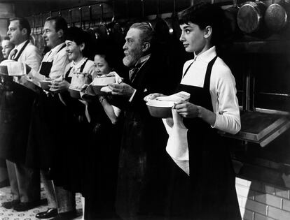 Audrey Hepburn, en una escuela de cocina de París en una escena de 'Sabrina' (1954), de Billy Wilder.