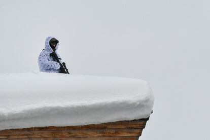 Un policía francotirador sentado en la azotea de un hotel próximo al Centro de Congresos antes de la reunión anual del Foro Económico Mundial (WEF), en Davos (Suiza). 