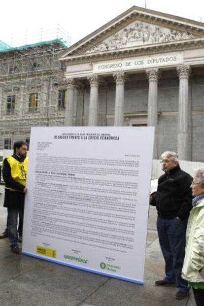 Dec&aacute;logo para combatir la crisis entregado por tres ONGs en el Congreso. 