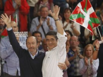 El secretario general del PSOE, Alfredo P&eacute;rez Rubalcaba, con el &#039;lehendakari&#039;, Patxi L&oacute;pez, ayer en Vitoria. 