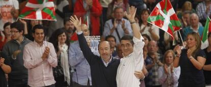 El secretario general del PSOE, Alfredo P&eacute;rez Rubalcaba, con el &#039;lehendakari&#039;, Patxi L&oacute;pez, ayer en Vitoria. 