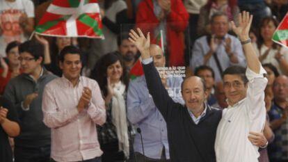 El secretario general del PSOE, Alfredo P&eacute;rez Rubalcaba, con el &#039;lehendakari&#039;, Patxi L&oacute;pez, ayer en Vitoria. 