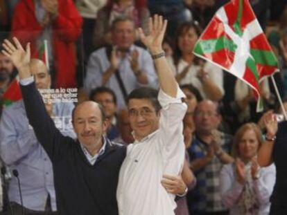 El secretario general del PSOE, Alfredo P&eacute;rez Rubalcaba, con el &#039;lehendakari&#039;, Patxi L&oacute;pez, ayer en Vitoria. 