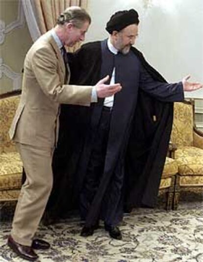 El presidente Jatamí da la bienvenida al príncipe Carlos en Teherán.