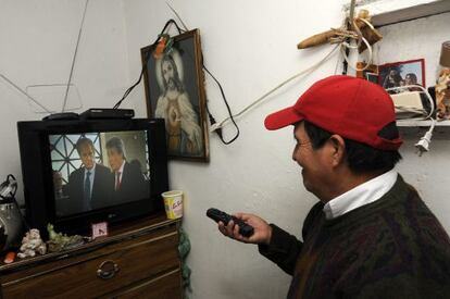 Un televisor analógico equipado con un decodificador para señal digital.