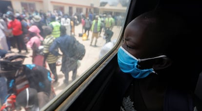 Un niño mira por la ventana de un autobús en Dakar, Senegal.