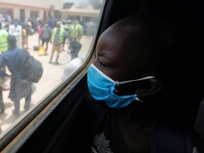 Un niño mira por la ventana de un autobús en Dakar, Senegal.