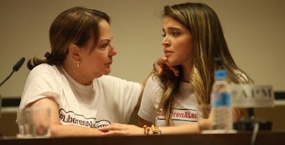 Mitzy Capriles, esposa de Antonio Ledezma, y su hija Antonietta, en Madrid.