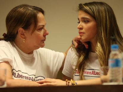 Mitzy Capriles, esposa de Antonio Ledezma, y su hija Antonietta, en Madrid.