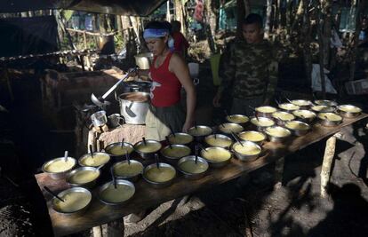 Un miembro de las FARC sirve comida en el campamento El Diamante, en la región del Caquetá (Colombia).