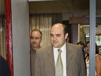 Xavier Vendrell pasa el detector de metales de la fiscalía.