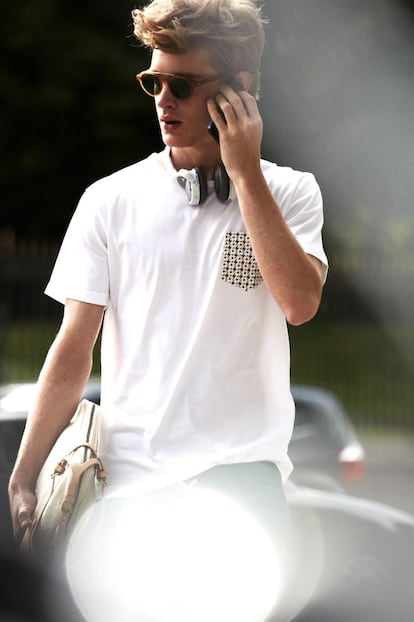 Auriculares blancos de Nokia con conexi&oacute;n &lsquo;bluetooh&rsquo; al reproductor musical (alrededor de 150 euros). 
 Camiseta blanca de Sunspel Sportivo y pantal&oacute;n verde de Sportivo. Funda de ordenador y portadocumentos de Pez. Gafas de &Oacute;ptica Toscana.