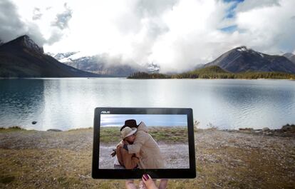 Canadá fue uno de los primeros destinos de estas aventureras. Allí capturaron imágenes como esta, que recrea una escena con Heath Ledge y Jake Gyllenhaal, protagonistas de 'Brokeback Mountain' (2006), de Ang Lee. De fondo, el lago superior Kananaskis, en Alberta, que forma parte del parque provincial Peter Lougheed. Entre la fauna del lugar están el oso negro y el grizzly, y se pueden ver linces y alces.